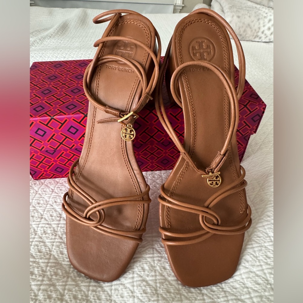 Tory Burch Women's Mini Benton Knotted Ankle Strap
Sandals brown leather 6.5